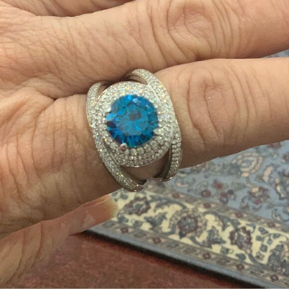 Stunning round Blue Zircon ring swirling with white CZs. Very pretty - Picture 4 of 4